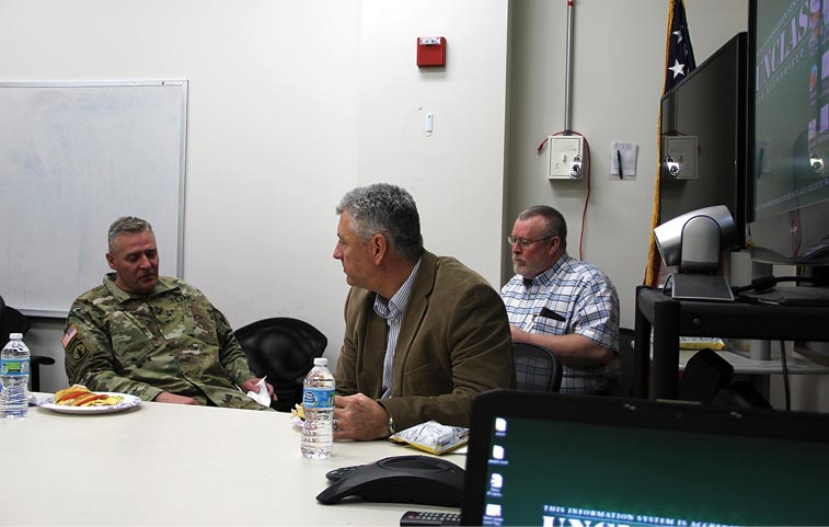 Participantes do Unified Challege 16.2 inserem informações no sistema de jogos, Fort Leavenworth, Kansas, Mar 2016.