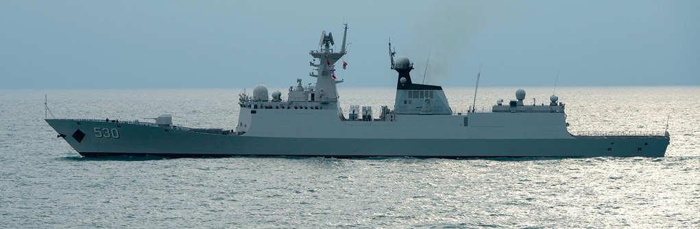 La fragata misilera Xuzhou (FFG 530) tipo Jiangkai II de la Armada de China navega cerca del destructor misilero USS Stethem (DDG 63) tipo Arleigh Burke de la Armada de EUA después de participar en un ejercicio de Código de Encuentros Imprevistos en Alta Mar y rescate y búsqueda en el mar Chino del Este, 20 de noviembre de 2015. El USS Stethem visitó Shanghai para formar relaciones con la Armada de China y demostrar el compromiso de la Armada de EUA en la región del Indo-Asia-Pacífico. (Foto: 2º Maestre Kevin V. Cunningham, Armada de EUA)