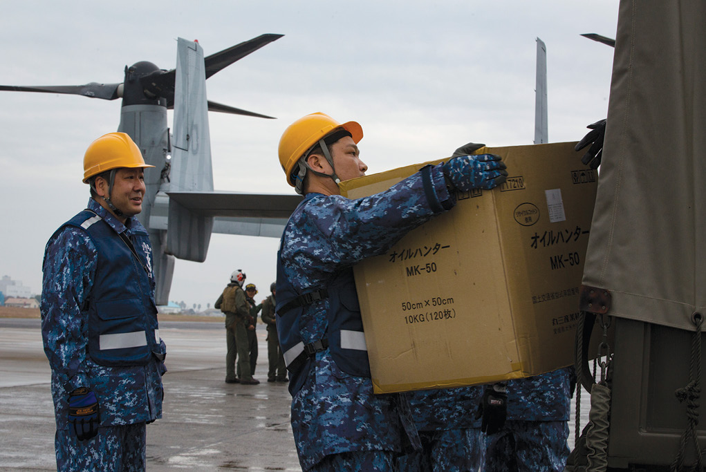 Los miembros de la Fuerza Marítima de Autodefensa simulan cargar suministros humanitarios de la aeronave MV-22B Osprey, del Escuadrón de Rotores Basculantes 262, 31a Unidad Expedicionaria, el 18 de noviembre de 2016 en la base aérea Oruma, Nagasaki, Japón. (Foto: Cabo Darien J. Bjorndal, Cuerpo de Marines de EUA)
