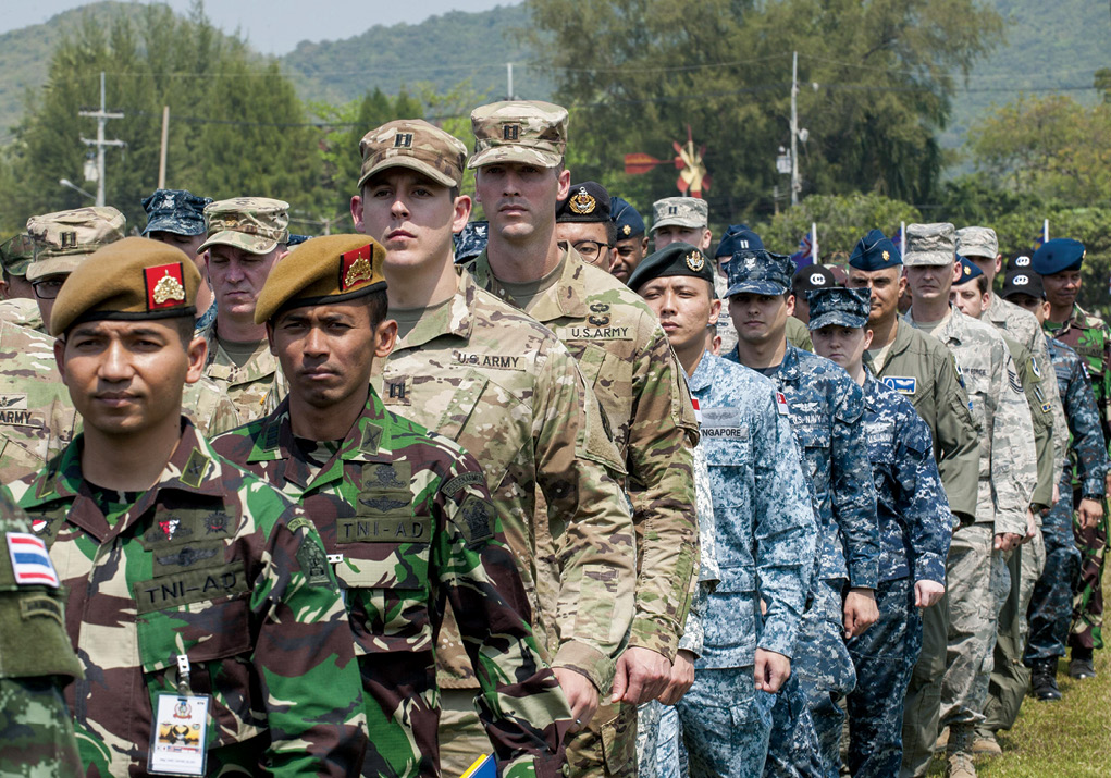 Fuerzas multinacionales marchando en formación el 15 de febrero de 2017 después de la ceremonia inaugural del Cobra Gold 2017 en Utapao, Tailandia. El Cobra Gold, en su trigésima sexta edición, es el mayor ejercicio de cooperación en seguridad a nivel de teatro en la región del Indo-Asia Pacífico. El objetivo este año fue avanzar la seguridad regional y garantizar respuestas eficaces a crisis regionales mediante una fuerza multinacional robusta para abordar metas comunes y compromisos de seguridad en el Indo-Asia Pacífico. Foto: Segundo maestre Marc Castaneda, Armada de EUA)