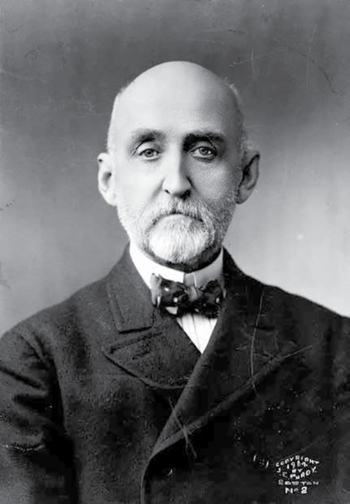 Alfred Thayer Mahan, almirante norteamericano autor de la teoría del dominio de las rutas marítimas como requisito para el dominio mundial.