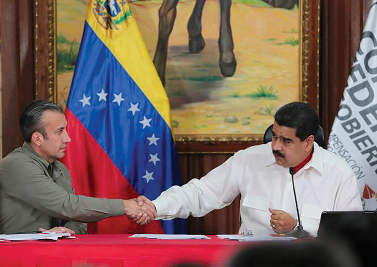 El presidente venezolano Nicolás Maduro (derecha) y el vicepresidente Tareck El Aissami se dan la mano el 14 de febrero de 2017 durante una reunión con los gobernadores de Caracas, Venezuela. El Aissami está profundamente involucrado en el narcotráfico y según algunos informes, ha proporcionado apoyo financiero y material a grupos terroristas en el Oriente Medio, como Hezbolá y Hamás. Bajo la actual Constitución venezolana, él podría asumir la presidencia de Venezuela si Maduro es obligado a abandonar su puesto antes de las elecciones de octubre 2018. (Foto: Gobierno de Venezuela/ Palacio de Miraflores)