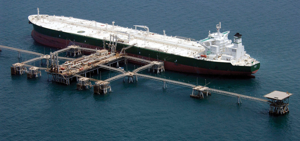 Superpetrolero cargando petróleo en el puerto de Abqaiq. El 90 % del suministro energético y de materias primas se hace por vía marítima.