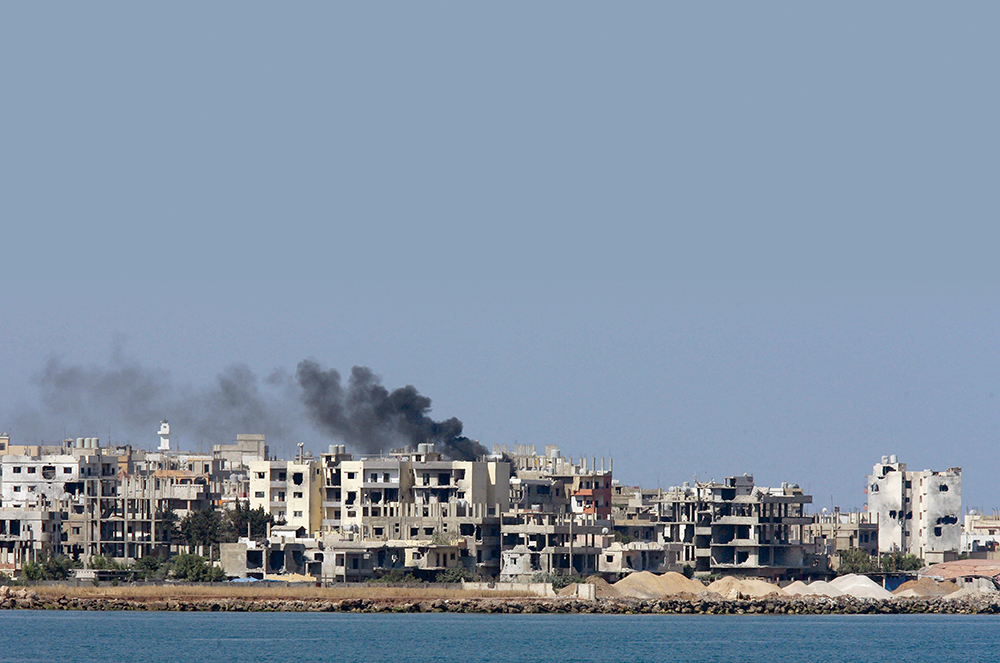 Surge el humo sobre el campamento de refugiados palestinos Nahr al-Bared, Líbano Norte, 3 de junio de 2007. En el combate que duró más de tres meses (del 20 de mayo al 2 de septiembre de 2007), las Fuerzas Armadas de Líbano pudieron derrotar a la organización Fatah al-Islam que intentó establecer una presencia del Estado Islámico en Líbano Norte. (Foto: Agence France-Presse, Ramzi Haidar)