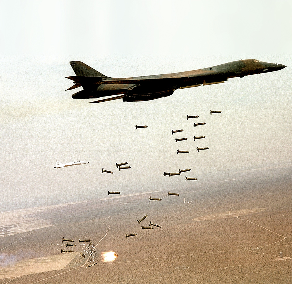 Un bombardero tipo B-1B Lancer lanza municiones en racimo, 5 de noviembre de 2002. Las bombas en racimo de este tipo se abren en el aire para lanzar numerosas submuniciones explosivas, o pequeñas bombas, que son eficaces contra blancos en un área extendida tales como formaciones de tropas, columnas de vehículos, aeródromos, elementos de mando y control y concentraciones logísticas. (Foto: Fuerza Aérea de EUA)