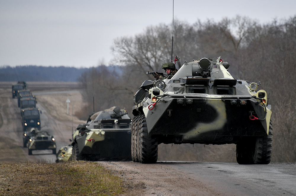 Un convoy conjunto con rumbo a un área de partida durante un ejercicio ruso-bielorruso de unidades aerotransportadas tácticas en la región de Vítebsk, Bielorrusia, 1 de abril de 2017. Las municiones en racimo son ideales para maximizar los efectos de artillería o apoyo aéreo sobre concentraciones de tropas o vehículos tales como vista en esta foto o contra blancos similares que las fuerzas de la OTAN podrían encontrar en defensa de la brecha de Suwalki. (Foto: Sputnik a través de Associated Press, Maksim Blinov)