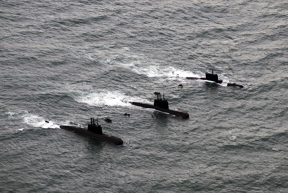 Ejercicio de Submarino en superficie con Buzos Tácticos de la Armada Argentina. (Foto: Capitán de Corbeta Anselmo Herrera - Subjefe Comunicaciones Navales - Armada Argentina)