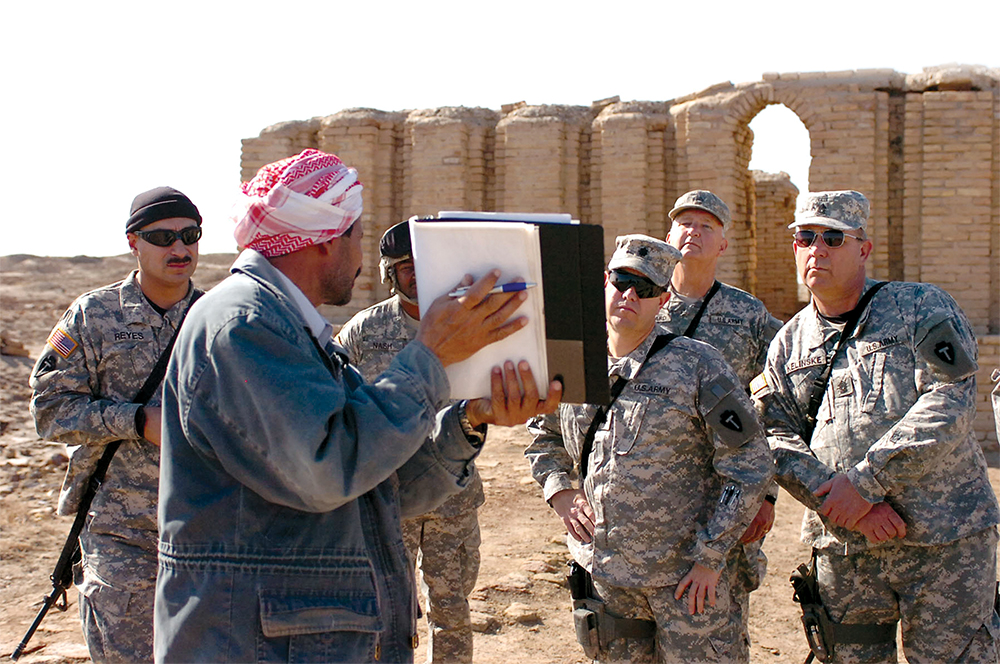 Dhief Muhsen, guardián de sitios históricos en Ur, describe cómo era la ciudad iraquí hace miles de años a soldados de la 36a Brigada de Aviación de Combate, 18 de noviembre de 2006. (Foto: Ejército de EUA, Sgto. 2o Lorin T. Smith)