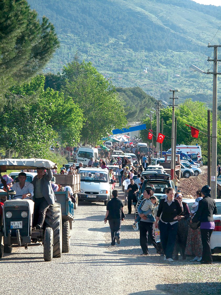 Familias turcas se reúnen para las fiestas de primavera que tiene lugar en el sitio del Templo de Artemis en Sardes, Turquía. Se han celebrado estas fiestas por más de 2000 años. (Foto: Laurie Rush)