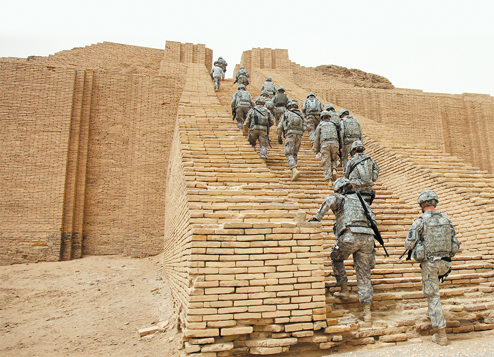 Soldados de la 17a Brigada de Fuegos suben las escaleras del zigurat de Ur cerca de la Base Operativa de Contingencia Adder, en Basra, Irak, 18 de mayo de 2010. Se construyó el zigurat como un lugar de culto en el siglo XXI a.C. y, después de más de 4000 años, es una de las estructuras mejor conservadas y más antiguas de la ciudad neo-sumeria de Ur. La protección de EUA del sitio lo salvó de la mayoría de daños sufridos por muchos otros sitios arqueológicos en la región. (Foto: Ejército de EUA, especialista Samantha Ciaramitaro)