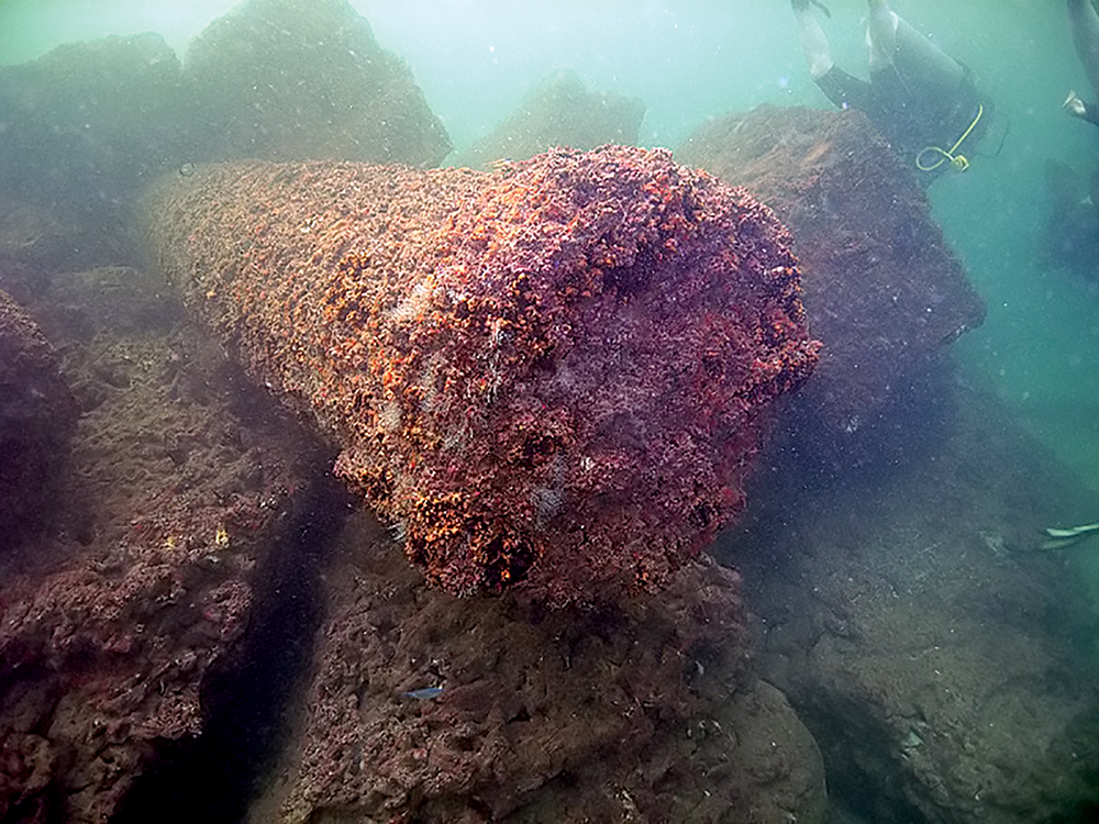 Columnas del museo submarino cerca del antiguo faro en Alejandría, Egipto, 12 de septiembre de 2010. (Foto cortesía de Roland Unger a través de Wikimedia Commons)