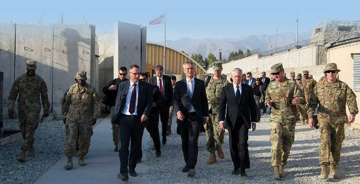 Página previa: El secretario de Defensa de EUA James Mattis (tercero de la derecha) y el secretario general de la OTAN Jens Stoltenberg (cuarto de la derecha) caminan hacia una reunión con fuerzas desplegadas en Afganistán, 27 de septiembre de 2017. (Foto: Fuerza Aérea de EUA, Sgto. 2o Jette Carr)
