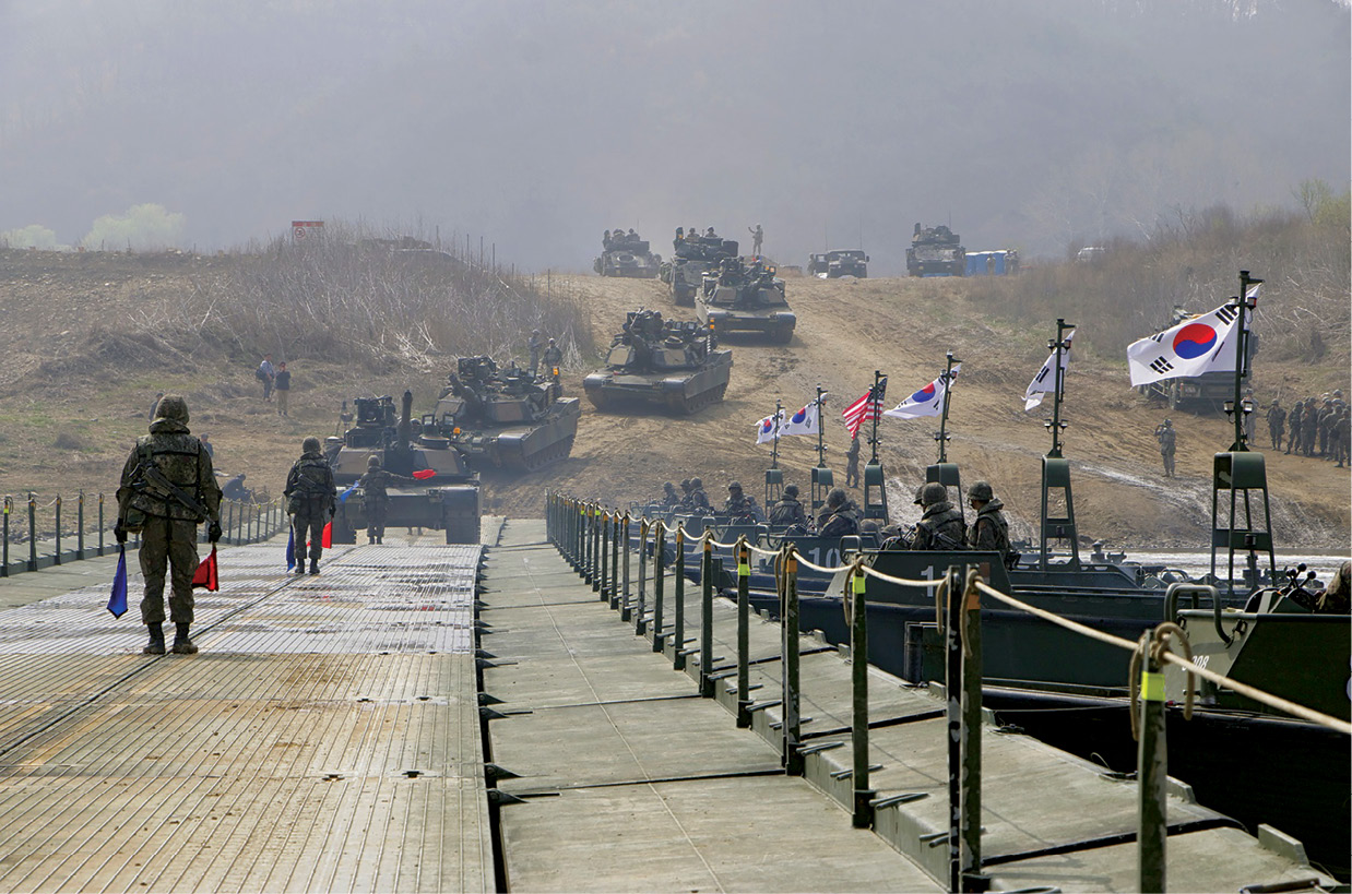 Soldados conducen tanques de combate M1A2 Abrams, de 68 toneladas, y vehículos de combate de infantería M2A3 Bradley, de 27 toneladas, por un puente flotante en el río Imjin el 8 de abril de 2016 cerca de Seúl, Corea del Sur. El río Imjin es el séptimo río más largo de Corea y fluye de Corea del Norte a Corea del Sur por la zona desmilitarizada. Soldados de la 1a División de Caballería cruzaron el puente construido por la 6a Brigada de Ingenieros del Ejército de la República de Corea como parte de un ejercicio de cruce de ríos para armas combinadas que duró cuatro días. (Foto: Sargento Christopher Dennis, Ejército de EUA)