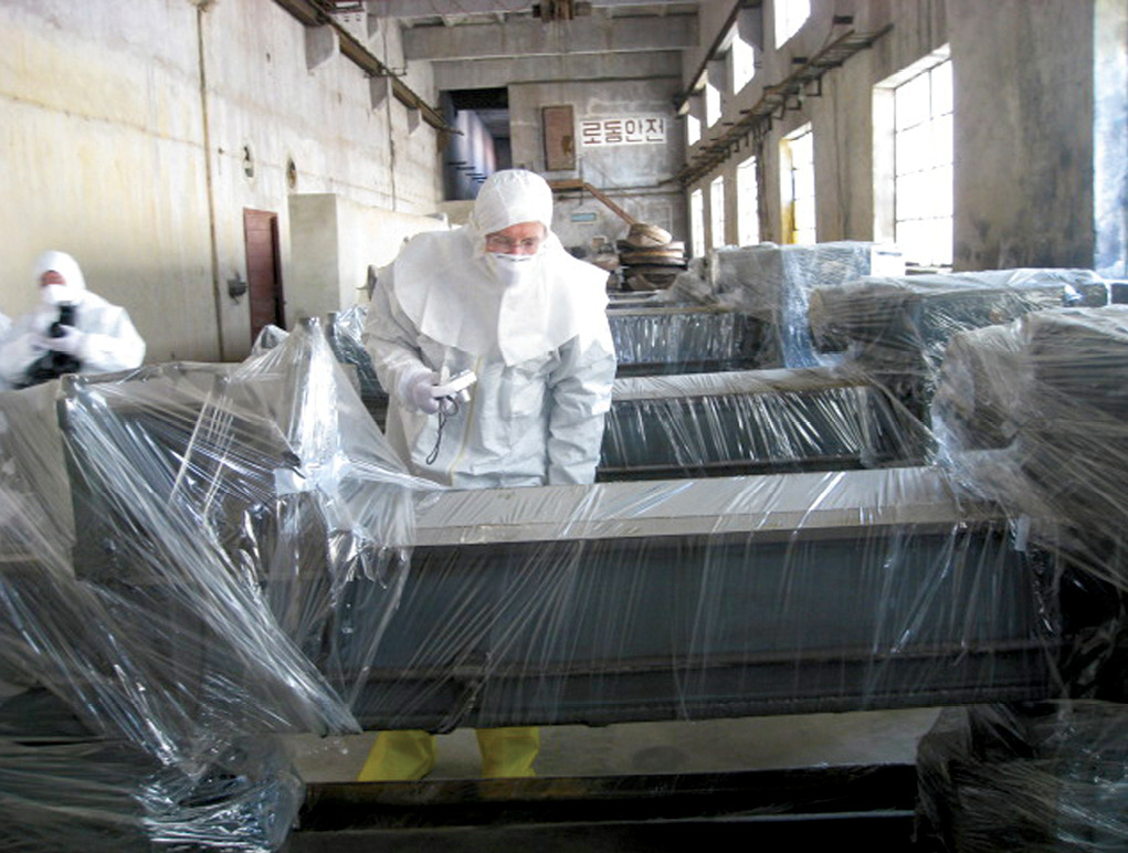 Siegfried Hecker, un físico de Stanford University, examina los tornos para metales que fueron utilizados para la producción de barras de combustible de uranio metálico en la instalación de fabricación de combustible del Centro de Investigación Nuclear de Yongbyon, Corea del Norte, el 13 de febrero de 2008. (Foto: W. Keith Luse)