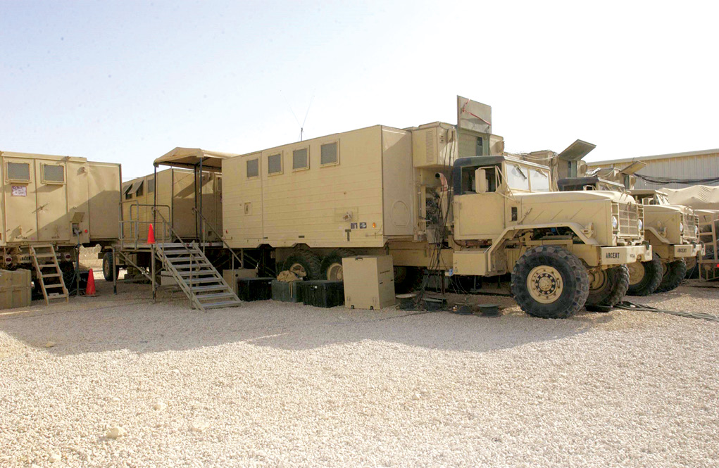 Los camiones M1087 forman uno de los principales centros de operaciones durante el ejercicio Bright Star el 4 de octubre de 2005 en Egipto. Se pueden configurar de varias maneras para crear puestos de mando altamente eficaces. (Foto: Sargento Alex Licea, Combined Joint Task Force–Bright Star Public Affairs Office)