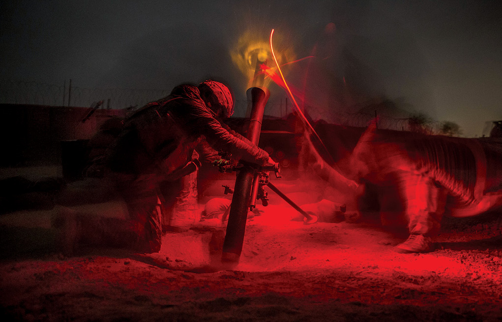 Soldados de la Compañía A, 2 Batallón, 501 Regimiento de Infantería Paracaidista, disparan un mortero de 81 mm el 26 de diciembre de 2017 para apoyar a soldados afganos durante la operación Maiwand 10, en la provincia de Helmand, Afganistán. Los soldados dispararon múltiples proyectiles de iluminación en el área cercana de Marjah, en la cual los soldados afganos experimentaron una emboscada nocturna. (Foto: Sargento Justin T. Updegraff, Cuerpo de Infantería de Marina de EUA)