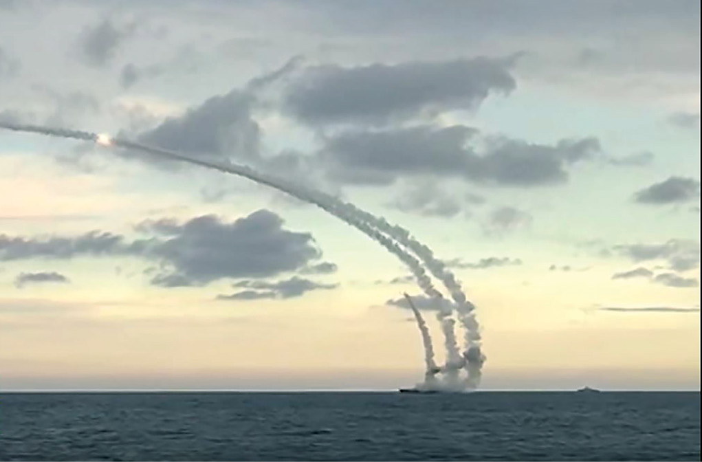 Una pantalla de captura de un vídeo en Youtube muestra misiles cruceros lanzados de una flota rusa en el mar Caspio, 17 de noviembre de 2015. El ministro de defensa ruso Sergei Shoigu informó que se lanzaron 18 misiles cruceros durante el bombardeo, acertando siete blancos terroristas en Siria. (Pantalla de captura de un vídeo Youtube de RT)