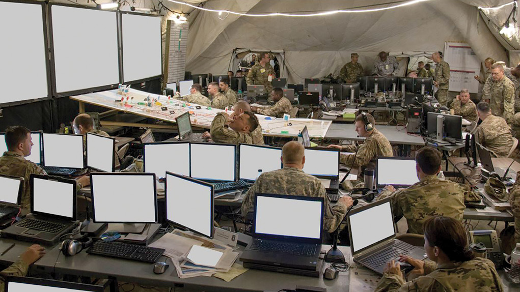 Personal de la 130a Brigada de Refuerzo a la Maniobra, la 82a Brigada de Sostenimiento y el estado mayor de la división operan en un centro de mando de operaciones e inteligencia integrado y compacto (como se muestra en la figura 1) con el propósito de tener una coordinación más directa y estrecha en junio de 2017 en Fort Bragg, Carolina del Norte. (Foto: Mission Command Training Program)