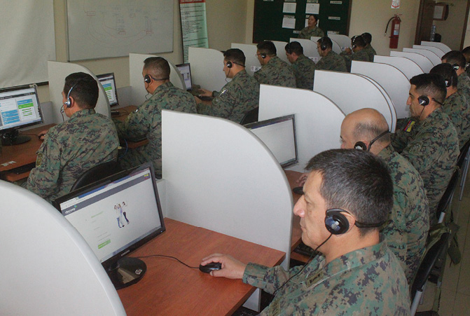 Alumnos de la Academia de Guerra en los laboratorios estudiando en la plataforma de inglés en abril de 2018. (Foto: Opsic AGFT)