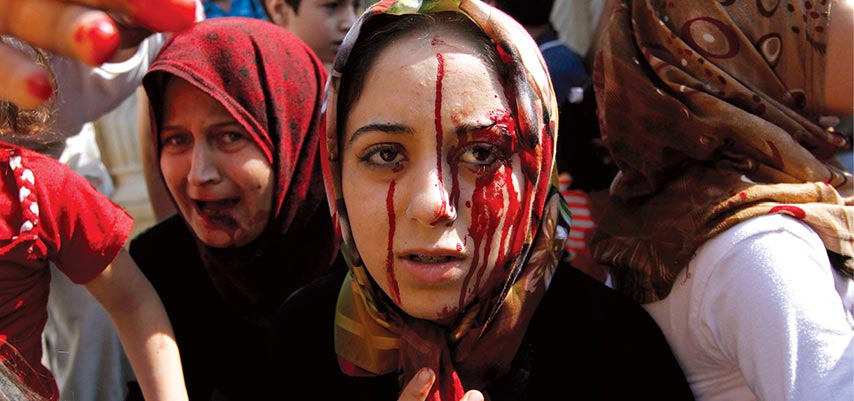 Mujeres heridas sirias llegan a un hospital militar de campaña el 15 de agosto de 2012