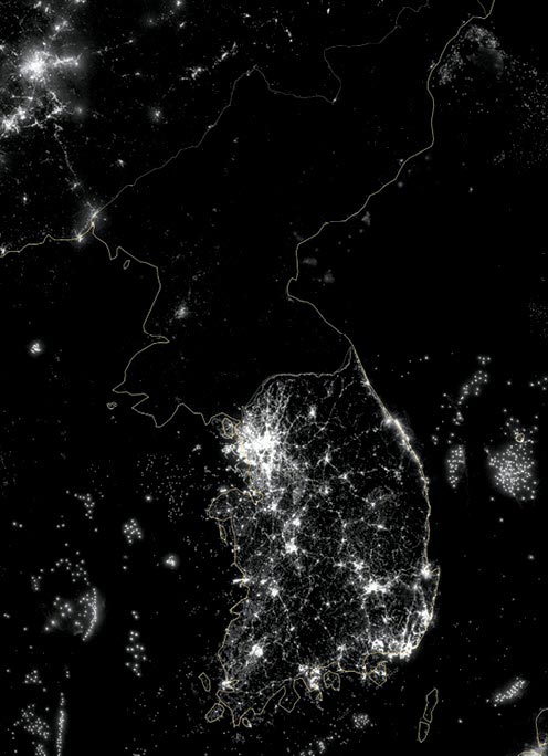 Una imagen de satélite de Corea del Norte de noche en comparación con Corea del Sur.