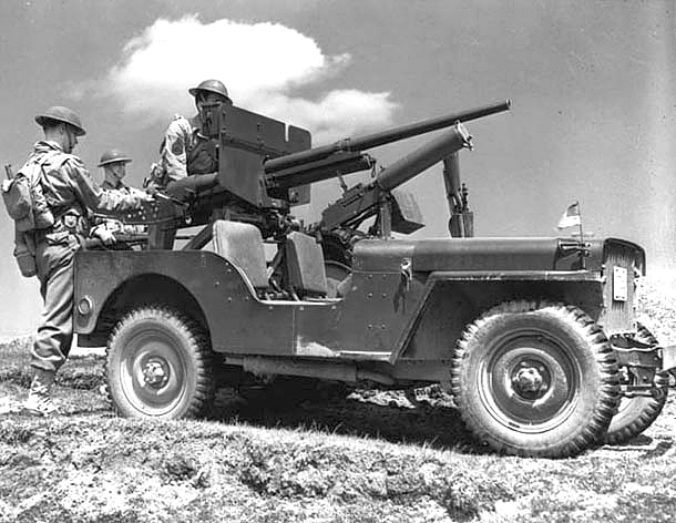 Soldados de la 3a División de Infantería (la «Vieja Guardia») participando en maniobras en el verano de 1942 como parte de la defensa de St. Johns, Terranova, Canadá. El jeep está dotado con un cañón de pequeño calibre y una ametralladora tipo Browning M1917A1. (Foto: Gobierno de Estados Unidos, Wikimedia Commons)