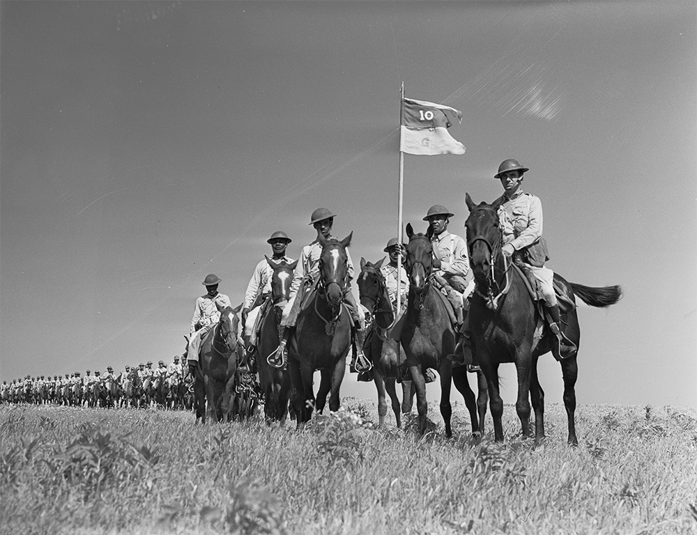 La Tropa G de la 10a Brigada de Caballería, en Fort Riley, Kansas, abril de 1942. Hasta principios de los años cuarenta, el Ejército de EUA contaba con unidades activas de caballería montada, muy poco había cambiado desde las guerras indias del siglo XIX. (Foto: Jack Delano, Library of Congress)