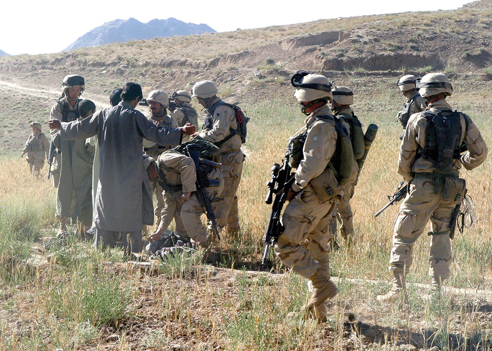 En una operación de cerco y búsqueda, denominada Asbury Park, integrantes del Cuerpo de Infantería de Marina realizan registro de hombres afganos en la aldea de Khabargho, en Afganistán, donde buscaban escondites de armas e insurgentes del Talibán. (Cuerpo de Infantería de Marina, Sgto. Keith A. Milks)