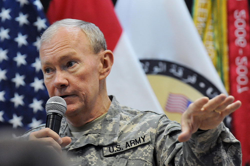 El Jefe de Estado Mayor del Ejército, General Martin E. Dempsey, habla con soldados de la División de Estados Unidos-Centro durante una visita al Campamento Liberty en Irak, 19 de abril de 2011. (Ejército de EUA)