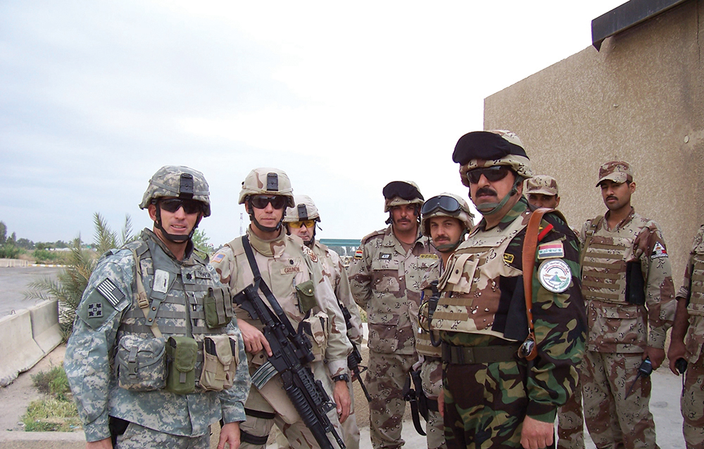 Coronel Jemal, Comandante de 2/9 Brigada de Blindados (del Ejército iraquí) con su comandante de unidad compañero, Teniente Coronel Dave Thompson, 7-10 Escuadrón de Caballería. (Autor)
