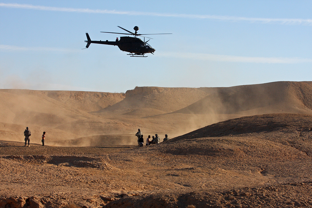 Después de detectar la presencia de algunos combatientes de Al-Qaeda en Irak (AQI) que huyeron del área, un helicóptero OH-58 Kiowa efectúa un sobrevuelo de seguridad para los soldados del 1er Batallón de Tropas Especiales, 1er Equipo de Combate de Brigada de la 101ª División Aerotransportada, mientras que detienen operarios de AQI, 23 de febrero de 2008