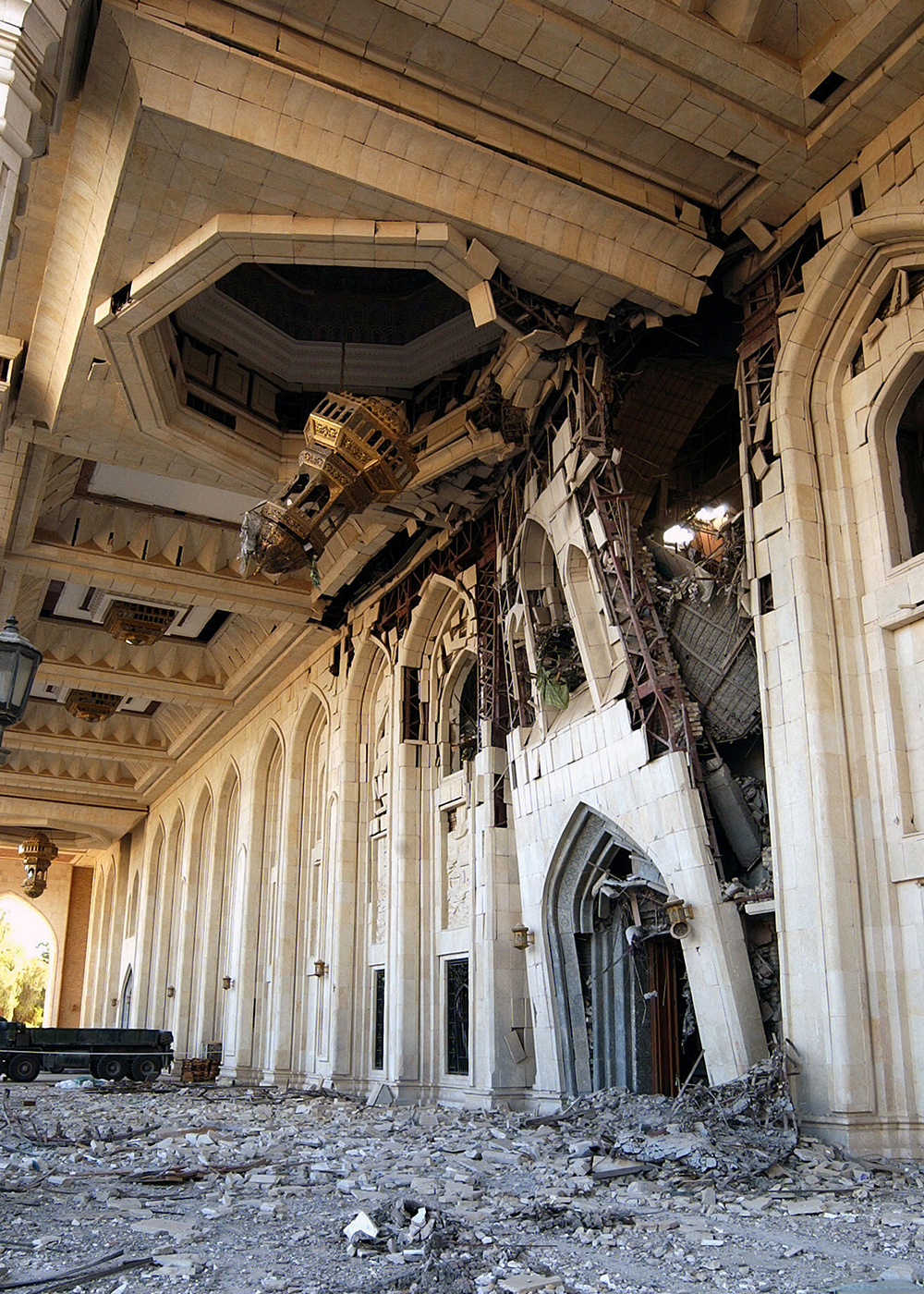La fachada y pórtico dañados del cuartel general del Partido Baaz tras bombardeos en la Zona Internacional, Bagdad, Irak, 23 de noviembre de 2003.