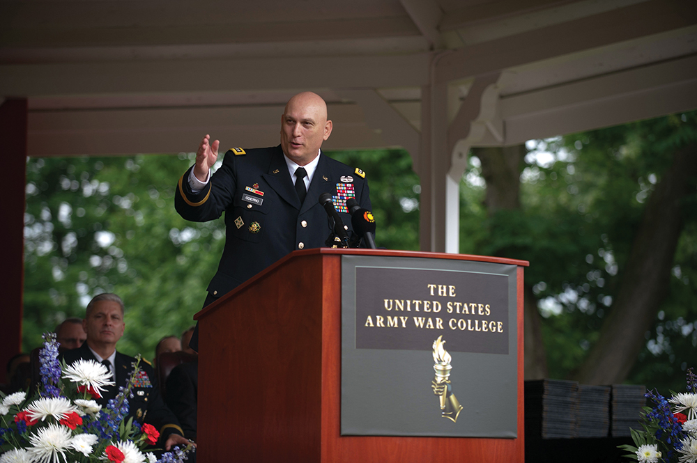 El general Raymond T. Odierno, Jefe de Estado Mayor del Ejército de EUA, habla durante la ceremonia de graduación de la Escuela Superior de Guerra del Ejército de EUA en Carlisle Barracks, estado de Pensilvania, 8 de junio de 2013. (Ejército de EUA, Sgto. 2o Teddy Wade)