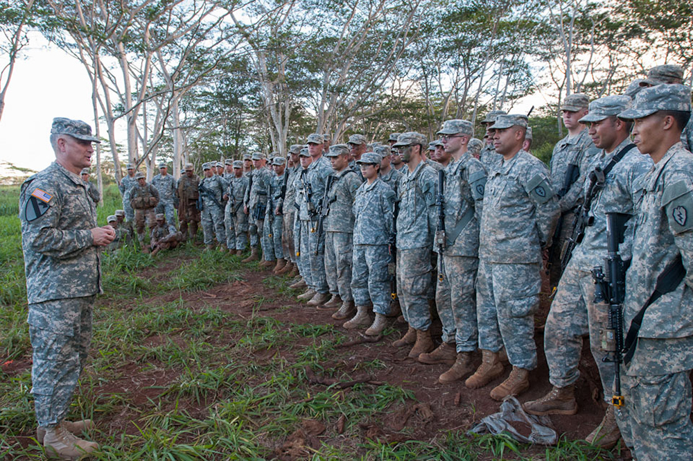 El Sargento Mayor del Ejército Raymond F. Chandler III conversa con soldados asignados al 3er Escuadrón, 4o Regimiento de Caballería, 3er Equipo de Combate de Brigada de la 25a División de Infantería, después de observar una demostración de fuego en vivo en el terreno selvático de Schofield Barracks, estado de Hawái, Ejército de EUA.