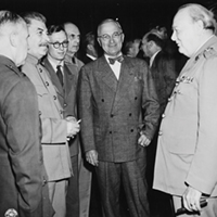 En la histórica Conferencia de Potsdam el 17 de julio de 1945, se definieron los principios básicos para el establecimiento de una transición pacífica y democrática en Alemania después de la Segunda Guerra Mundial. Josef Stalin, Harry Truman y Winston Churchill conversan informalmente durante un receso. (Archivo Federal Alemán, 183-29645-001)