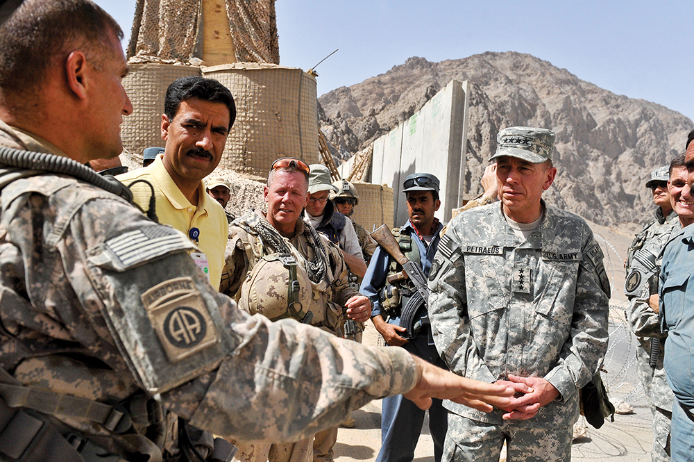 El general David H. Petraeus, Ejército de EUA, Comandante, Fuerza de Asistencia de Seguridad Internacional (ISAF), consultando con el teniente coronel David Oclander, Comandante del 1/504 Regimiento de Infantería de Paracaidistas de la 82ª División Aerotransportada, el 9 de julio de 2010, en Kandahar, Afganistán. (ISAF, Sgto. Bradley Lail)