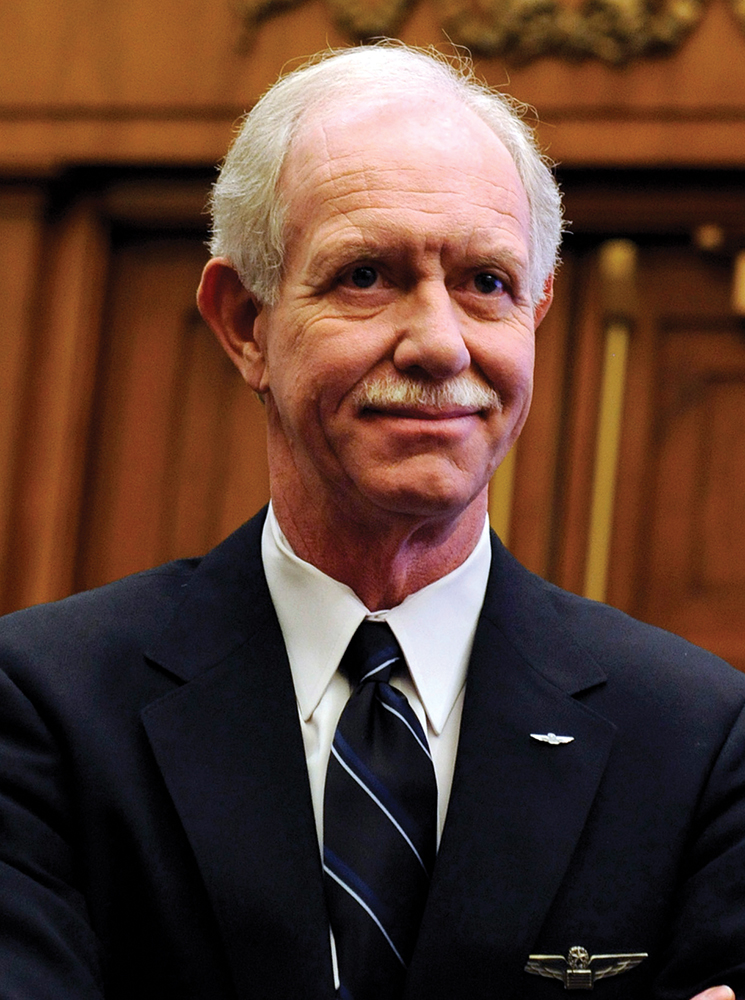 Capitán Chesley B. Sullenberger, III, quien aterrizó, de manera segura, el avión sobre el río Hundson de Nueva York el 15 de enero de 2009, espera para atestiguar en el Capitolio, Washington, 24 de febrero de 2009. (Foto de la Prensa Asociada por Susan Walsh)