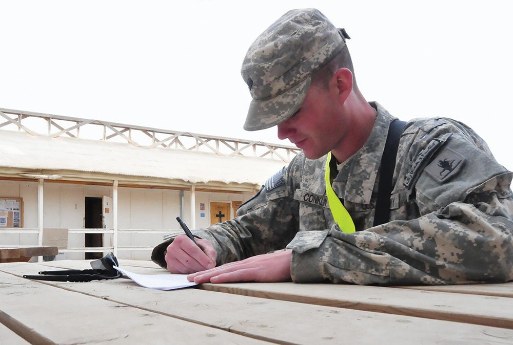 El Sargento Conklin, Ejército de EUA redacta su ensayo durante la competencia trimestral de Soldado Gridley de la Fuerza de Tarea en la Provincia de Paktika, Afganistán, el 21 de marzo de 2011. (Foto de la Sargento Anna Rutherford, Ejército de EUA)