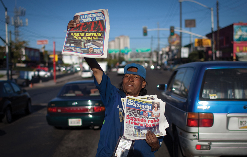 La revista Zeta en venta en las calles de Tijuana, México. La revista Zeta ha establecido un alto nivel de celebridad por la cobertura agresiva sobre los narcotraficantes y funcionarios del gobierno que se sospecha están en complicidad con los narcos, 1 de abril de 2011. (Foto AP/Alejandro Cossio)