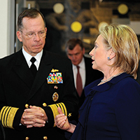 La secretaria de Estado Hillary Clinton conversa con el ex secretario de Defensa Robert M. Gates, izquierda y el Jefe de Estado Mayor Conjunto Almirante Mike Mullen, Armada de EUA, durante una reunión plenaria sobre la Iniciativa Mérida en la ciudad de México, 23 de marzo de 2010. La Iniciativa Mérida es un acuerdo de cooperación de seguridad entre Estados Unidos, México y otros países de Centroamérica, cuyo objetivo es actuar contra los carteles de narcotráfico y otras amenazas delictivas y de seguridad. (Fuerza Aérea de EUA, Sgto. 1o Jerry Morrison)