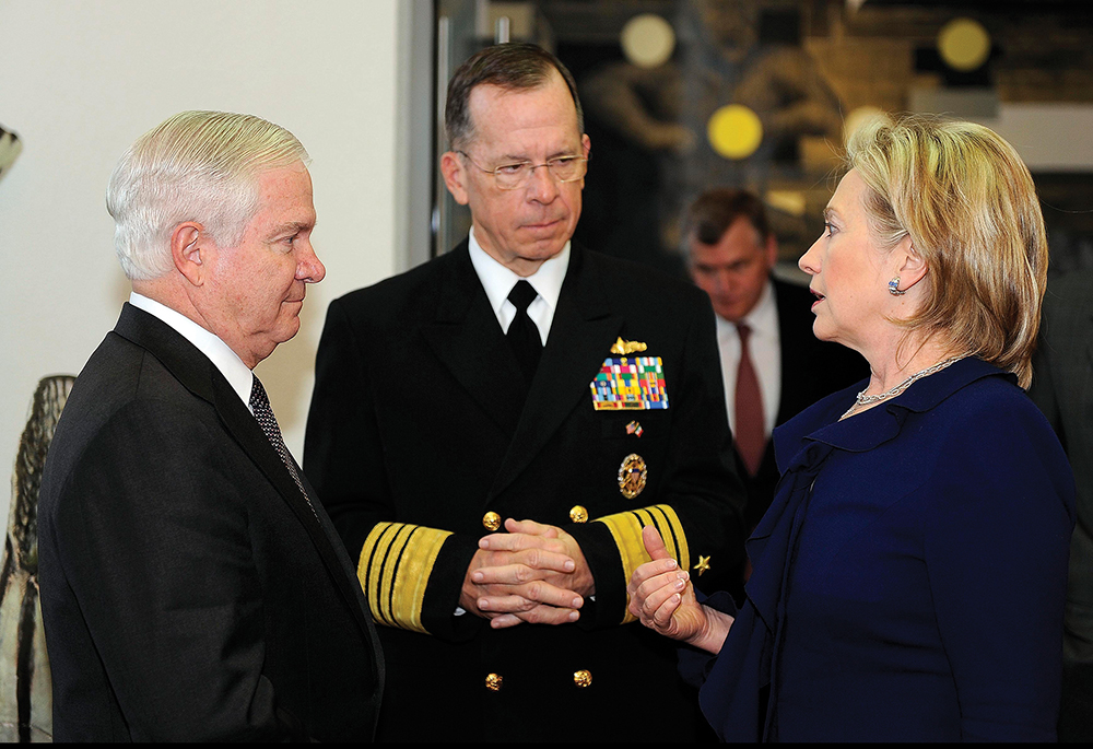 La secretaria de Estado Hillary Clinton conversa con el ex secretario de Defensa Robert M. Gates, izquierda y el Jefe de Estado Mayor Conjunto Almirante Mike Mullen, Armada de EUA, durante una reunión plenaria sobre la Iniciativa Mérida en la ciudad de México, 23 de marzo de 2010. La Iniciativa Mérida es un acuerdo de cooperación de seguridad entre Estados Unidos, México y otros países de Centroamérica, cuyo objetivo es actuar contra los carteles de narcotráfico y otras amenazas delictivas y de seguridad. (Fuerza Aérea de EUA, Sgto. 1o Jerry Morrison)