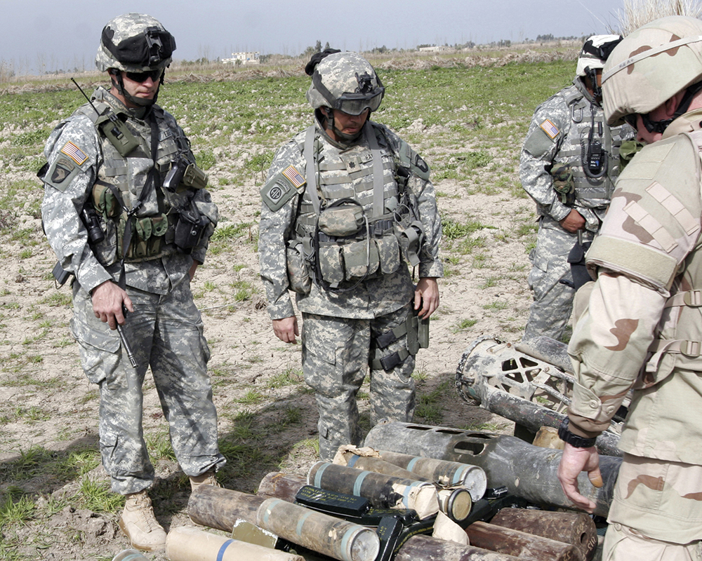 El Coronel Todd Ebel (izquierda), comandante del 2o Equipo de Combate de Brigada de la 101a División Aerotransportada, inspecciona un escondite de armas con el Teniente Coronel Rob Haycock, comandante del 2o Batallón del 502o Regimiento de Infantería, 21 de febrero de 2006. (Ejército de EUA, Especialista Kelly McDowell)