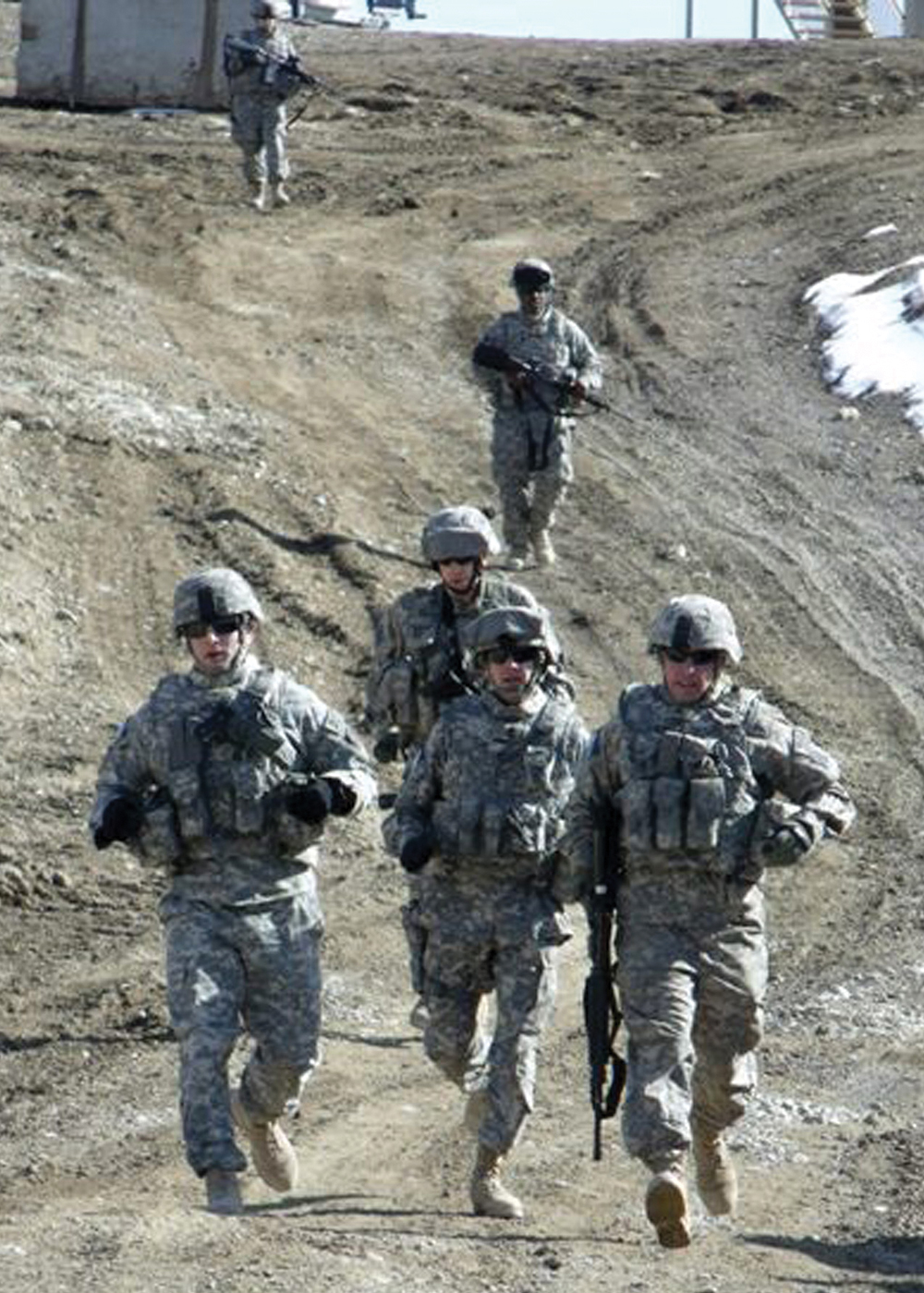 Líderes de la Fuerza de Tarea Brawler, de la 3a Brigada de Aviación de Combate, Fuerza de Tarea Falcon, simulan el estrés antes de participar en ensayos de fuego reflexivos en el polígono de tiro de armas de pequeño calibre en la Base Operacional Avanzada Shank, Afganistán, 19 de febrero de 2009. (Ejército de EUA, Sgto. Scott Tant)