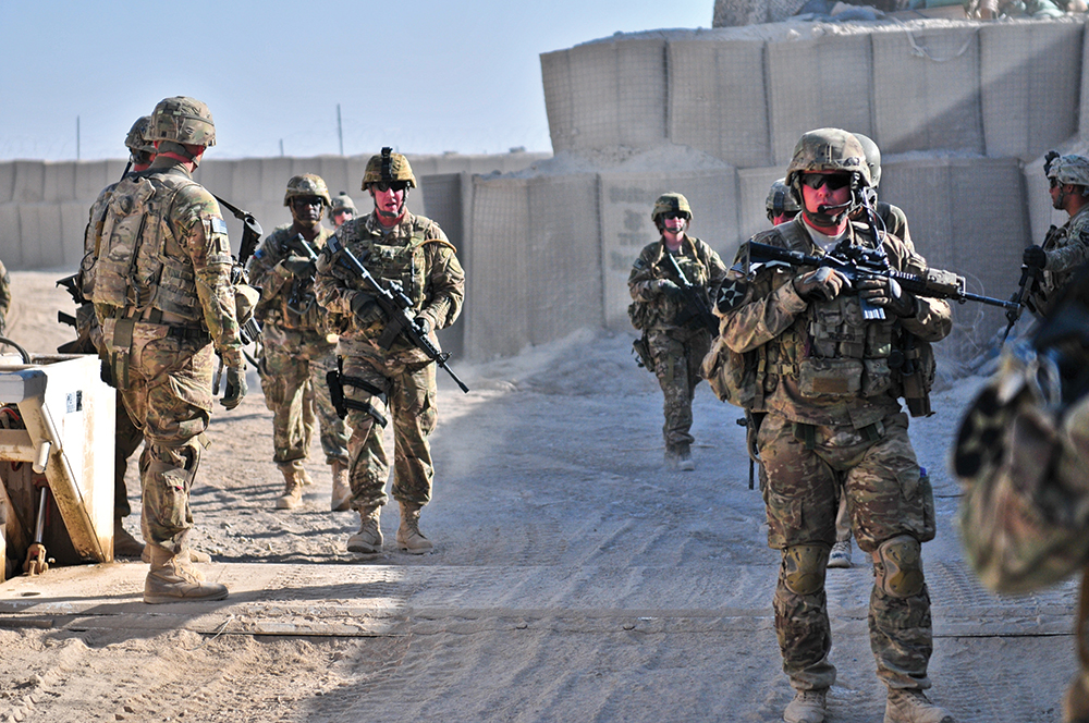 Soldados del 3er Pelotón, Compañía Apache, 1er Batallón del 23o Regimiento de Infantería, en una patrulla a pie con el Sargento Mayor de Comando Frank A. Grippe, el suboficial de mayor jerarquía del Comando Central de EUA, en el distrito de Panjwai en el sur de Afganistán, 22 de septiembre de 2012. (Departamento de Defensa, Sgto. Matt Young)
