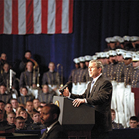 Presidente George W. Bush en un discurso presentado en The Citadel, Charleston, SC, 11 de diciembre de 2001, en donde dice lo siguiente: «Ahora está claro que las Fuerzas Armadas no tienen suficientes vehículos no tripulados. Entramos en una época en donde los vehículos no tripulados de toda clase cobrarán mayor importancia — en el espacio, tierra, aire y mar». (Casa Blanca/Tina Hager)