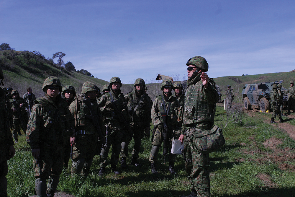 Un soldado da órdenes a sus subalternos durante el adiestramiento de destrezas de combate, 6 de febrero de 2008. (Departamento de Defensa)