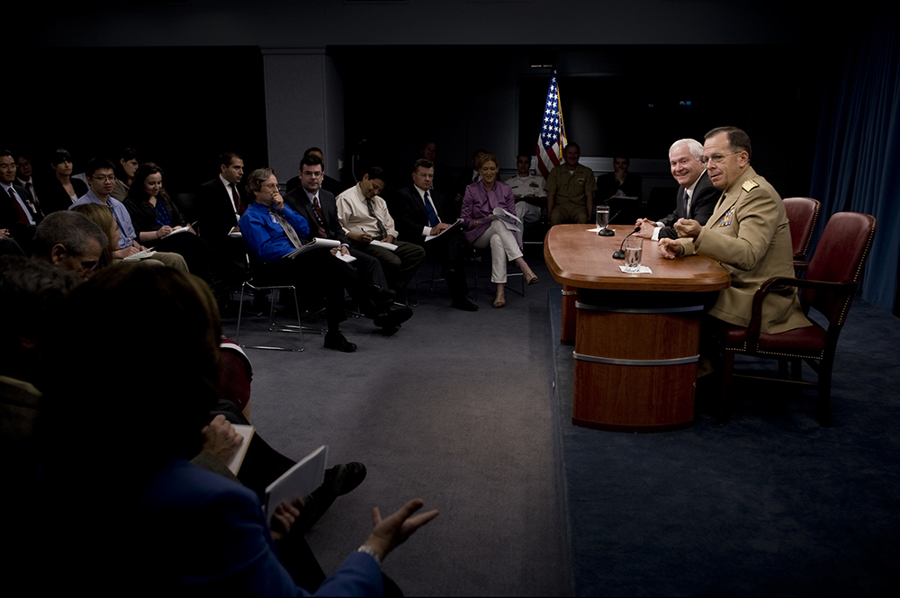 El Secretario de Defensa de los Estados Unidos, Robert M. Gates y el Almirante Mike Mullen, Armada de EUA, Presidente de los Jefes de Estado Mayor Conjunto, aborda el tema de los medios de comunicación durante una conferencia de prensa en el Pentágono, 18 de junio de 2009.