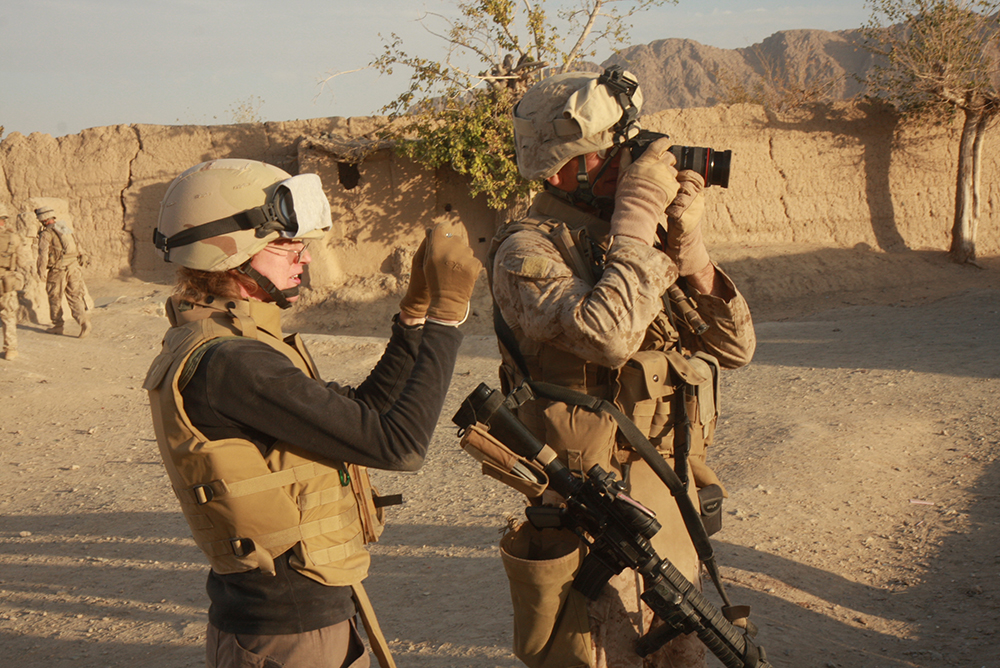 El reportero del Washington Post, Kristin Henderson, izquierda, toma fotografías al lado del corresponsal de combate de la Infantería de Marina de EUA, James Mercure, en la provincia de Helmand, Afganistán, 27 de octubre de 2008.