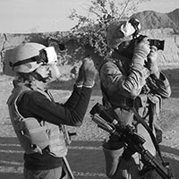 El reportero del Washington Post, Kristin Henderson, izquierda, toma fotografías al lado del corresponsal de combate de la Infantería de Marina de EUA, James Mercure, en la provincia de Helmand, Afganistán, 27 de octubre de 2008.