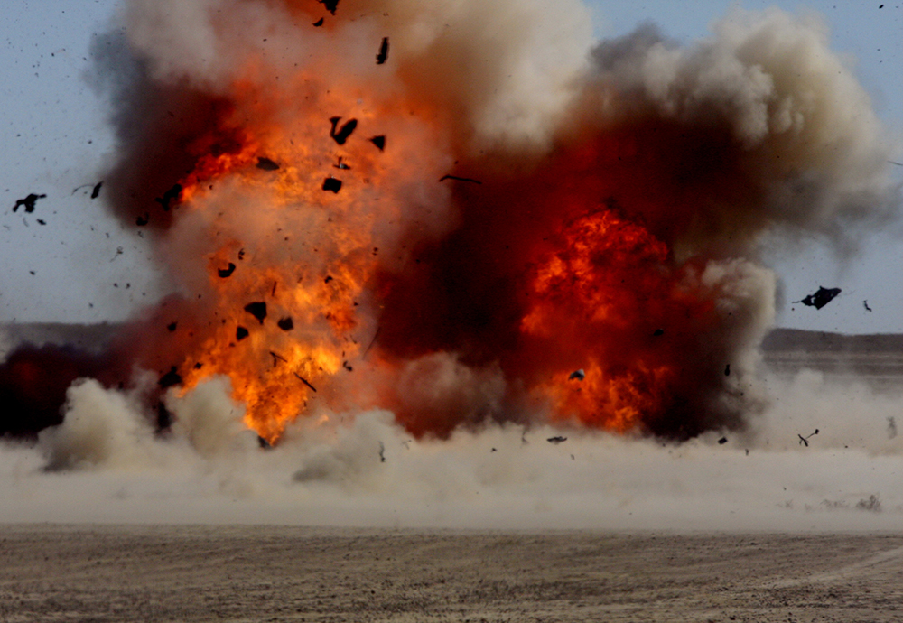 Un vehículo utilizado por combatientes de Al-Qaeda en Irak es destruido por soldados del 1er Batallón de Tropas Especiales, 1er Equipo de Combate de Brigada de la 101ª División Aerotransportada, después que combatientes enemigos atacaron las fuerzas de la coalición al detonar un chaleco suicida, 23 de febrero de 2008.